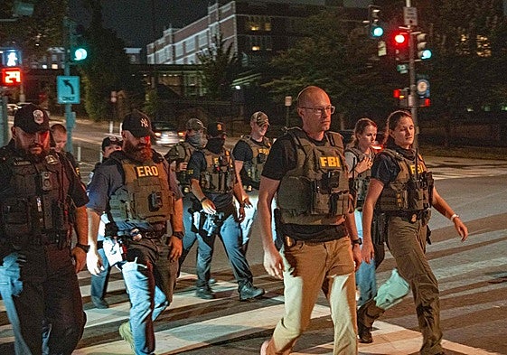 Agentes del FBI patrullan un barrio de Washington.