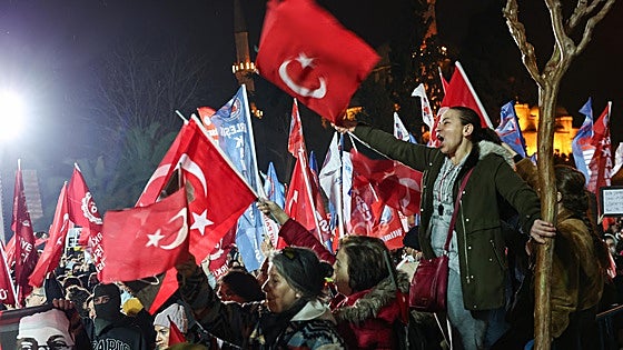 Turquía detiene a 44 opositores más y afianza su deriva autoritaria