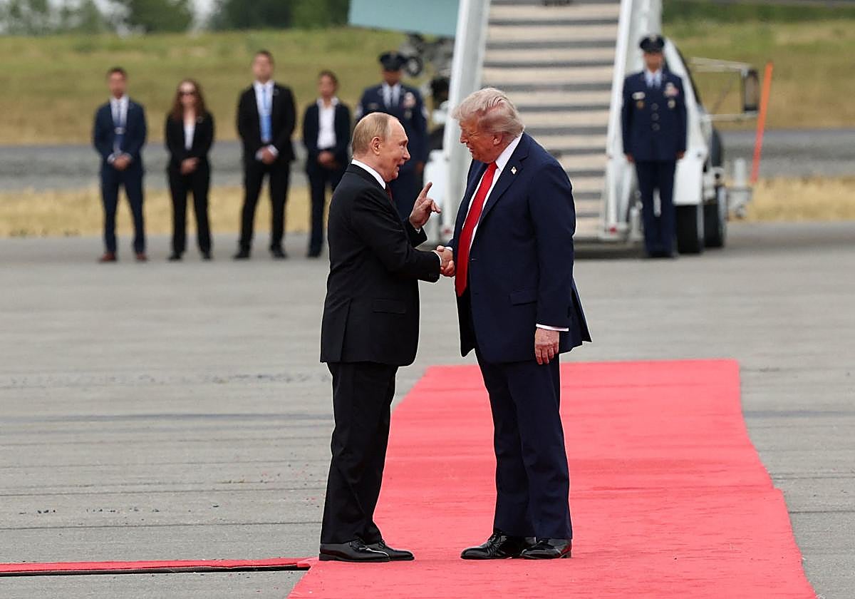 Putin y Trump se saludan a su llegada a Alaska.