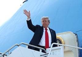 El presidente estadounidense Trump sube al Air Force One para partir hacia Alaska, donde se reunirá con el presidente ruso Vladimir Putin