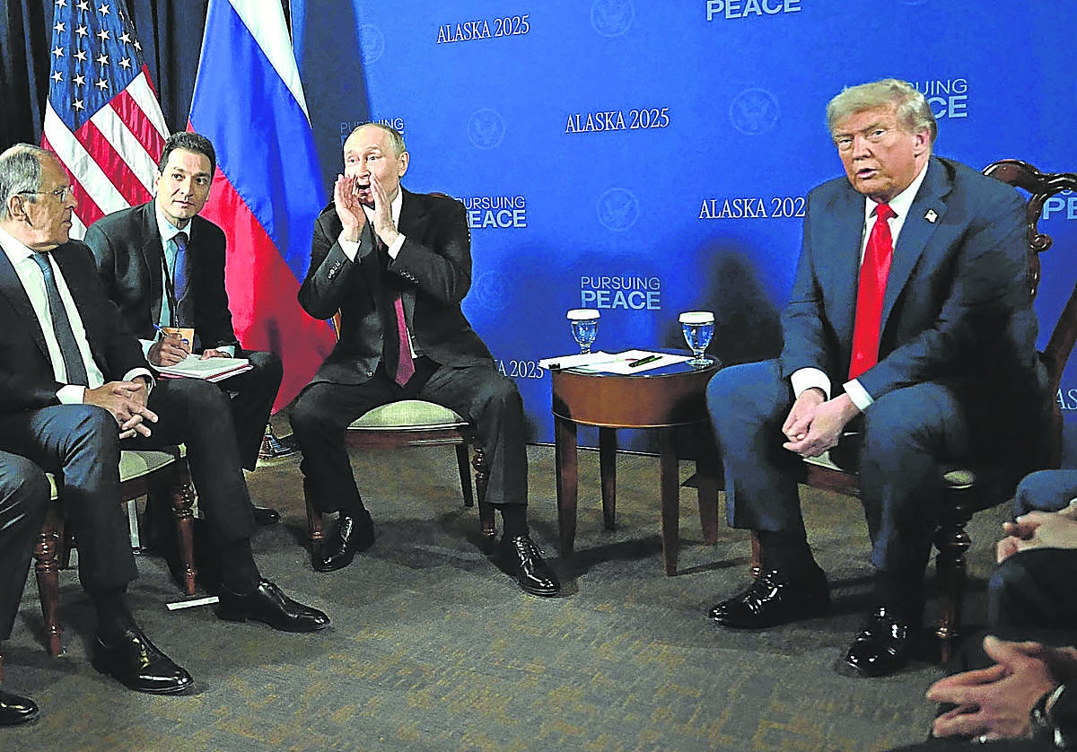 Putin se dirige a alguien en presencia de Trump durante la reunión en Alaska.