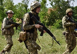 Tres jóvenes reclutas se entrenan antes de acudir al frente.