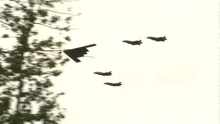 Alfombra roja, bombarderos, 'La Bestia' y una sobria despedida, así fue la reunión de Alaska