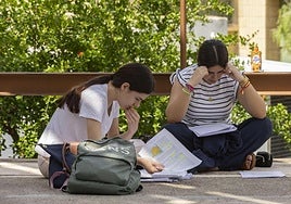 Alumnas de bachillerato repasan de la PAU