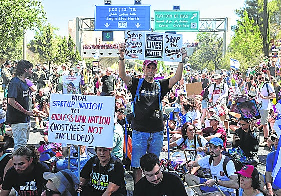 Manifestantes piden en Tel Aviv la liberación de los rehenes y el fin de la invasión de Gaza.