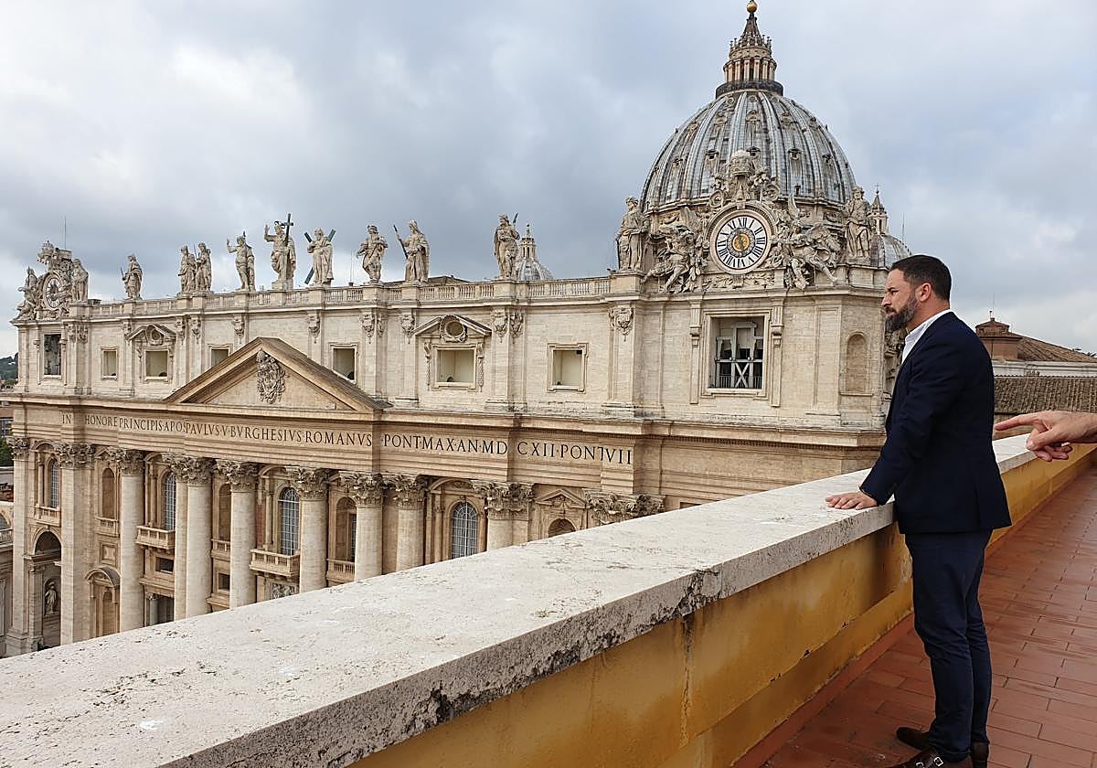 Santiago Abascal, durante su visita al Vaticano en 2019 para entrevistarse con el cardenal ultraconservador Robert Sarah