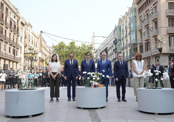 Ofrenda floral durante el homenaje por el octavo aniversario del 17A este domingo, en Barcelona