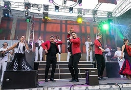 Al ritmo de La Pasarela. Una pareja baila durante la verbena vespertina en Quel.