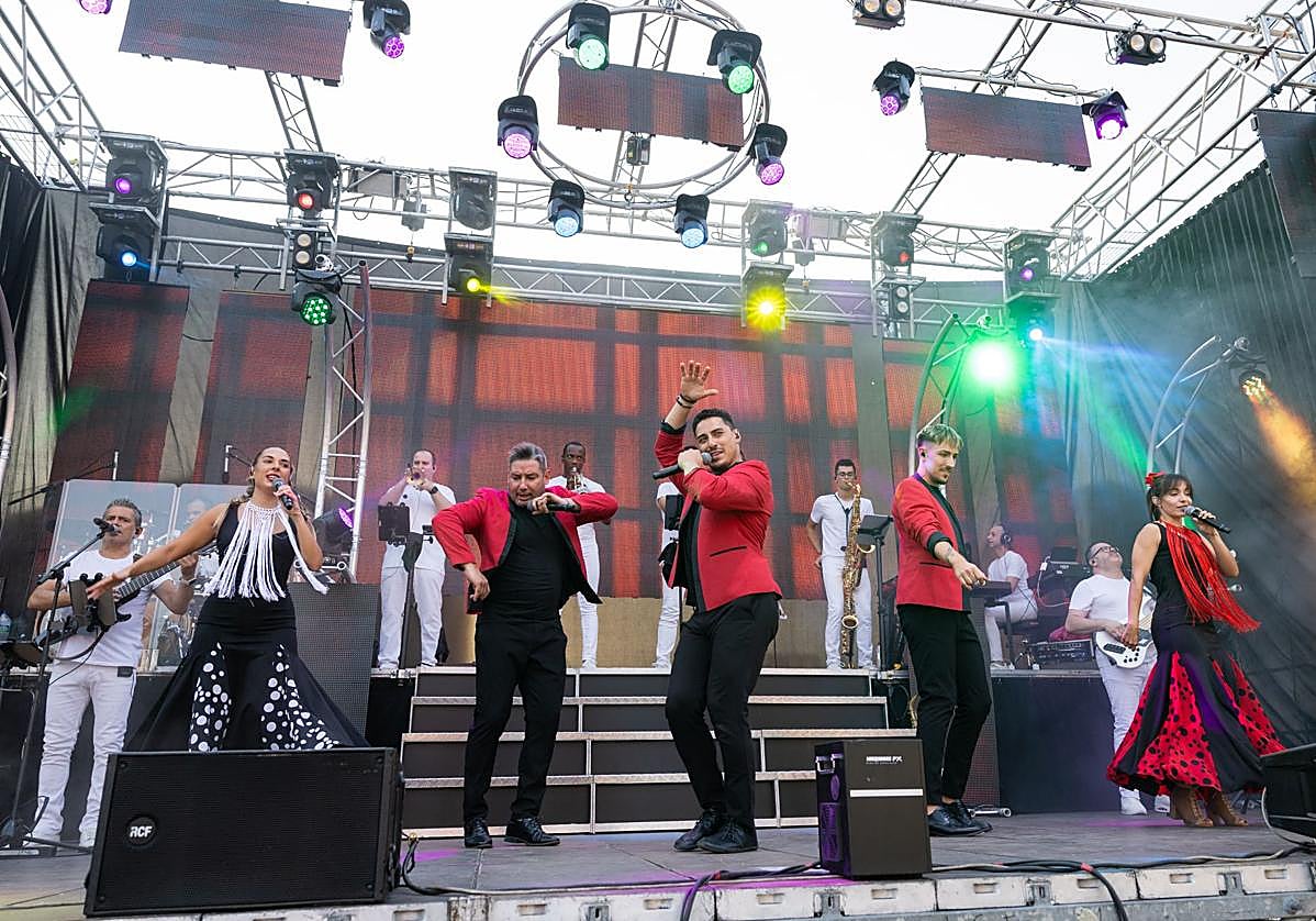 Al ritmo de La Pasarela. Una pareja baila durante la verbena vespertina en Quel.