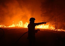Un bombero trabaja para extinguir el incendio de Vilaza