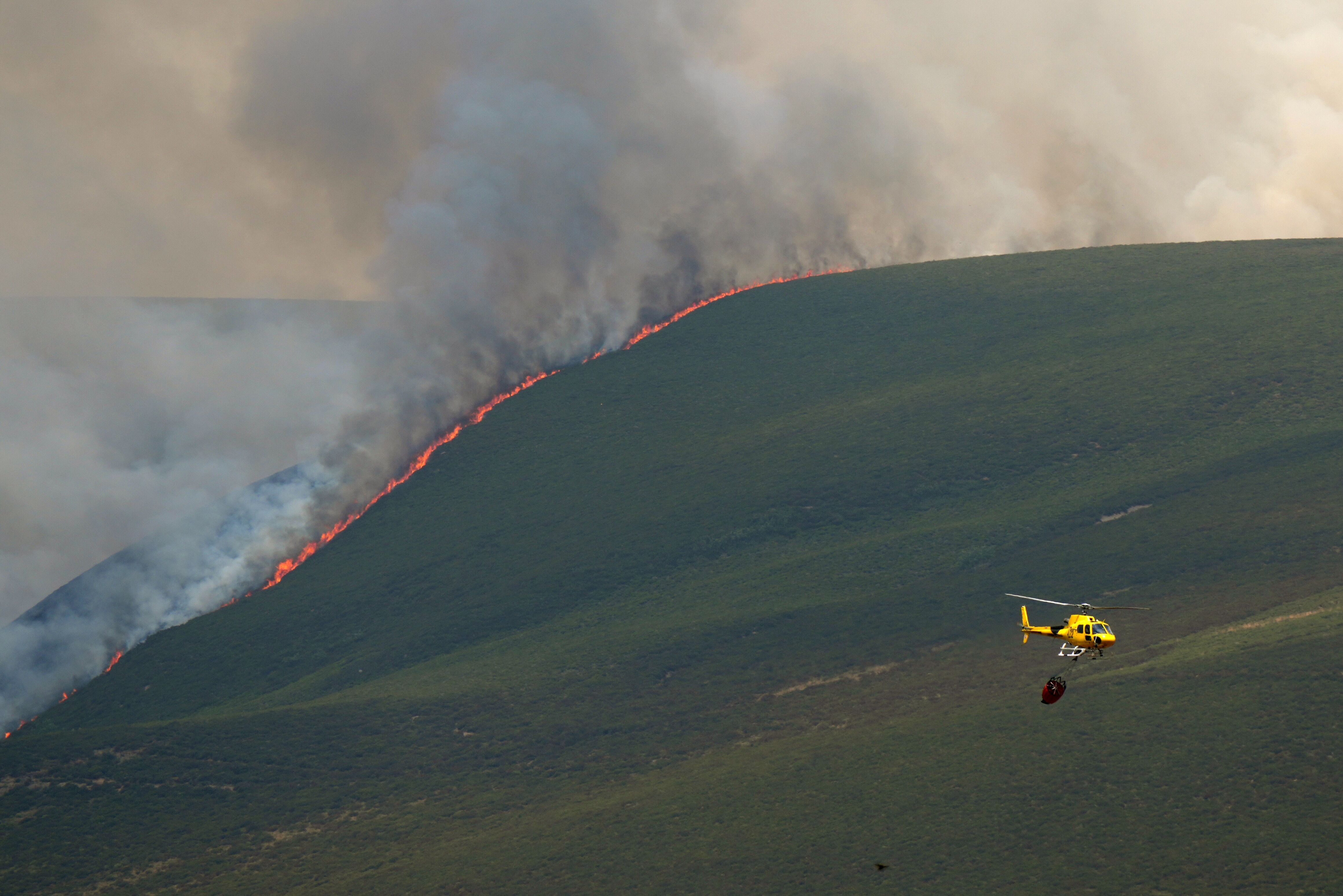 Un helicóptero lucha contra el fuego en Castrillo de Cabrera, León.