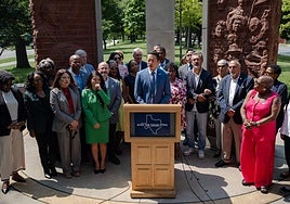 El presidente del bloque demócrata de Texas, Gene Wu, interviene en un acto en Ilinois.