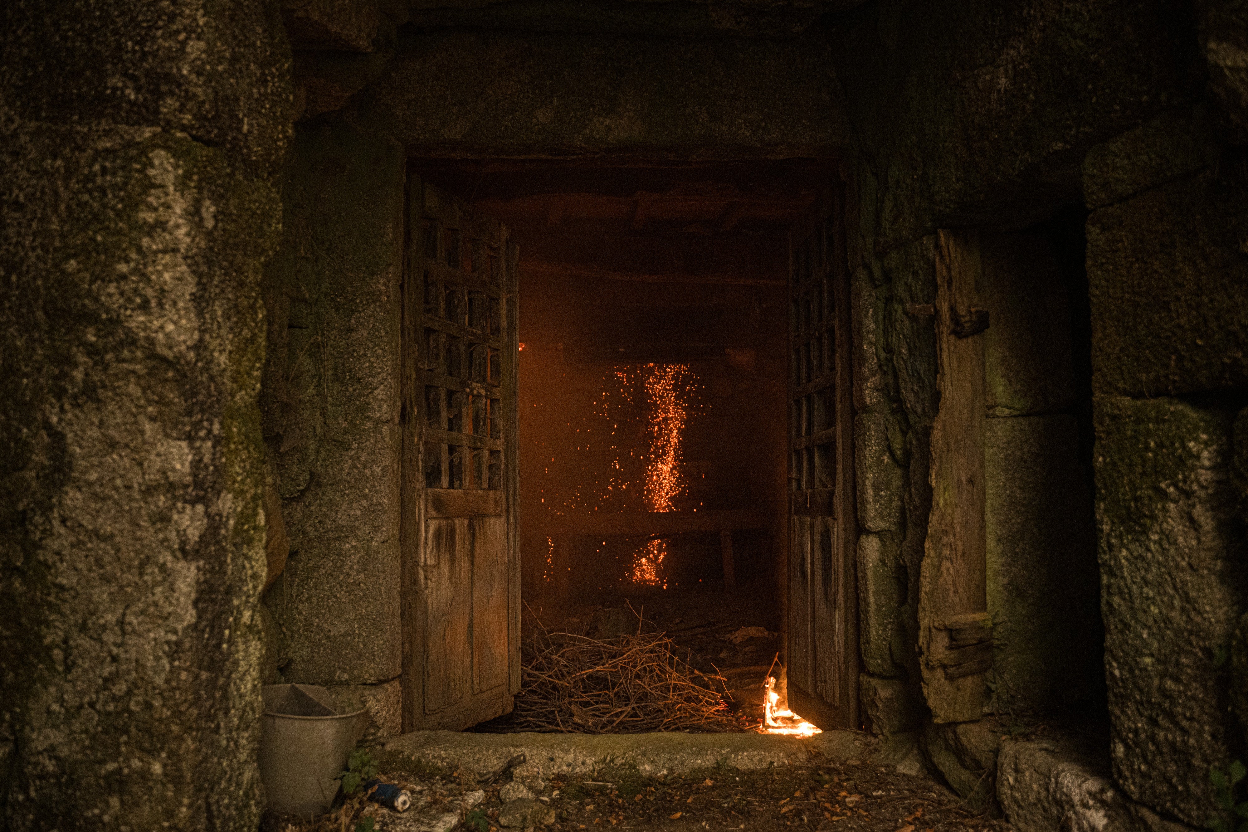Una casa en llamas en Carballeda de Avia, Ourense.