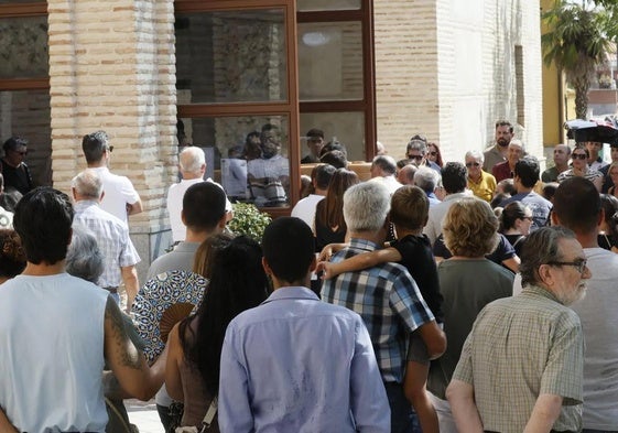 El féretro con los restos mortales del pequeño Mateo durante su funeral el año pasado