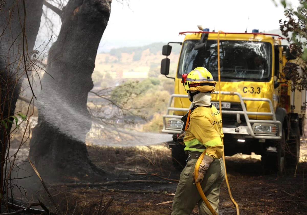 Un muerto y un herido en el vuelco de una motobomba en los incendios de León