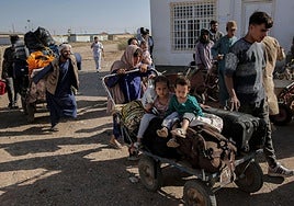 refugiados afganos, expulsados del vecino Irán, se reúnen en un campamento temporal en la frontera de Islam Qala, Afganistán.