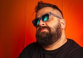 Rafael López Girón es Don Fluor en la cabina del DJ.