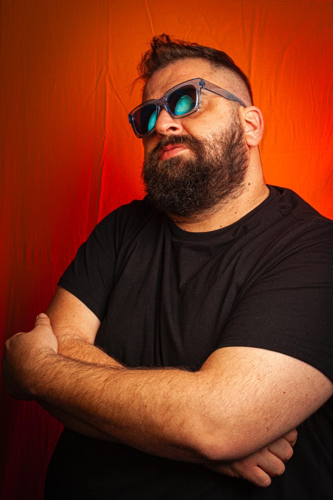 Rafael López Girón es Don Fluor en la cabina del DJ.