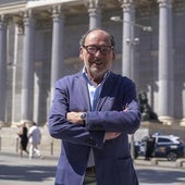 Jordi Casas posa ante el Congreso, donde fue diputado por CiU durante casi una década.