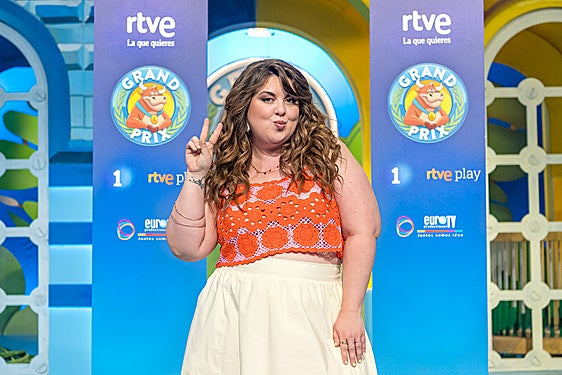 Lalachus junto a un panel promocional del programa que copresenta, 'El Grand Prix'.