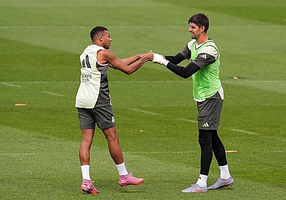 Mbappé y Courtois se felicitan mutuamente durante el último entrenamiento del Real Madrid antes del duelo con Osasuna.
