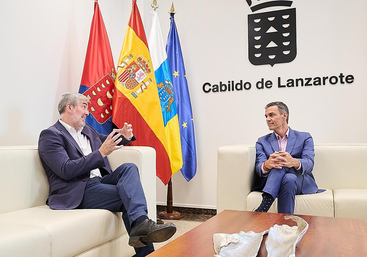 El presidente del Gobierno de España, Pedro Sánchez, y el presidente del Gobierno canario, Fernando Clavijo.