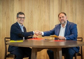 Imagen de archivo. El ministro del PSOE, Félix Bolaños y el presidente de ERC, Oriol Junqueras, en una reunión para sellar el apoyo a la investidura de Pedro Sánchez.