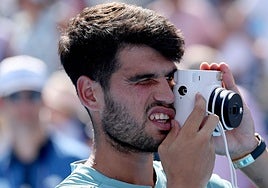 Carlos Alcaraz fotografía a su equipo en la final de Cincinnati 2025.
