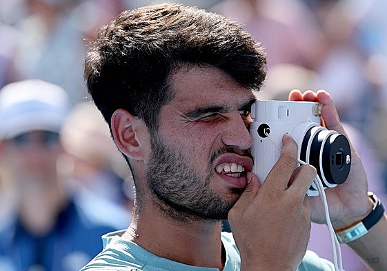 Carlos Alcaraz fotografía a su equipo en la final de Cincinnati 2025.