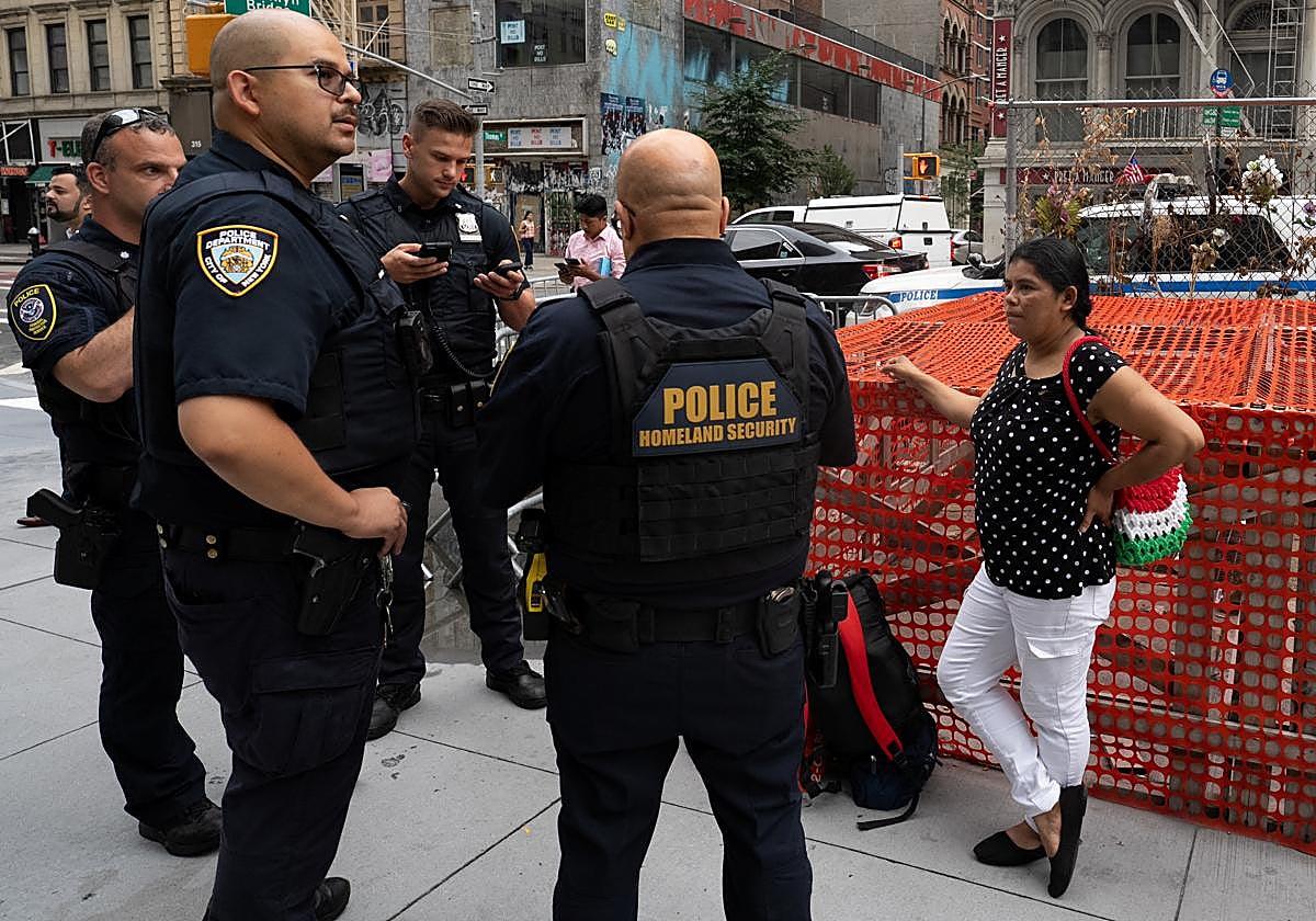 Agentes de Seguridad Nacional detienen a una migrante.