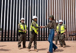 Kristi Noem saluda varios miembros del equipo de seguridad de la frontera.