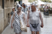 Dos personas se protegen de la lluvia