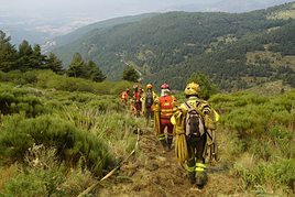 Bomberos en el incendio de Jarilla