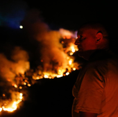 Un hombre en las inmediaciones del fuego de Lugo