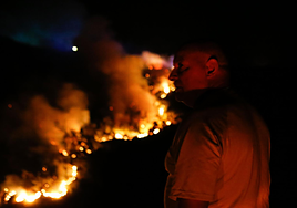Un hombre en las inmediaciones del fuego de Lugo