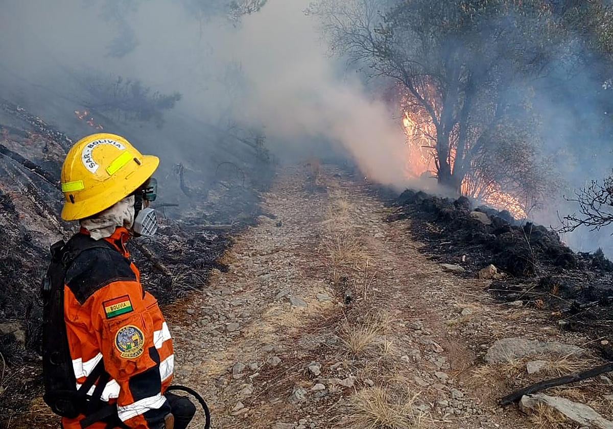Vista del incendio en los Montes del Courel, en las inmediaciones de Cruz de Outeiro (Lugo)
