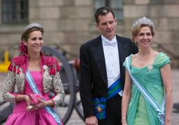 Desencuentros y extrañas coincidencias de la infanta Cristina y la infanta Elena en verano: con Iñaki Urdangarin en Bidart y con el rey en Mallorca