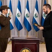 La nueva ministra de Educación de El Salvador, Karla Trigueros, toma posesión ante el presidente salvadoreño, Nayib Bukele.
