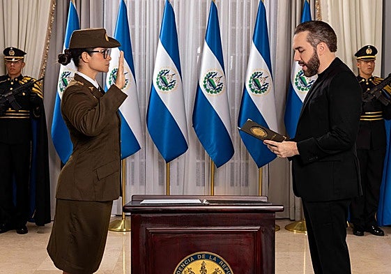 La nueva ministra de Educación de El Salvador, Karla Trigueros, toma posesión ante el presidente salvadoreño, Nayib Bukele.