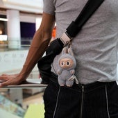 Una persona lleva una bolsa con una muñeca Labubu, en Shanghái, China.
