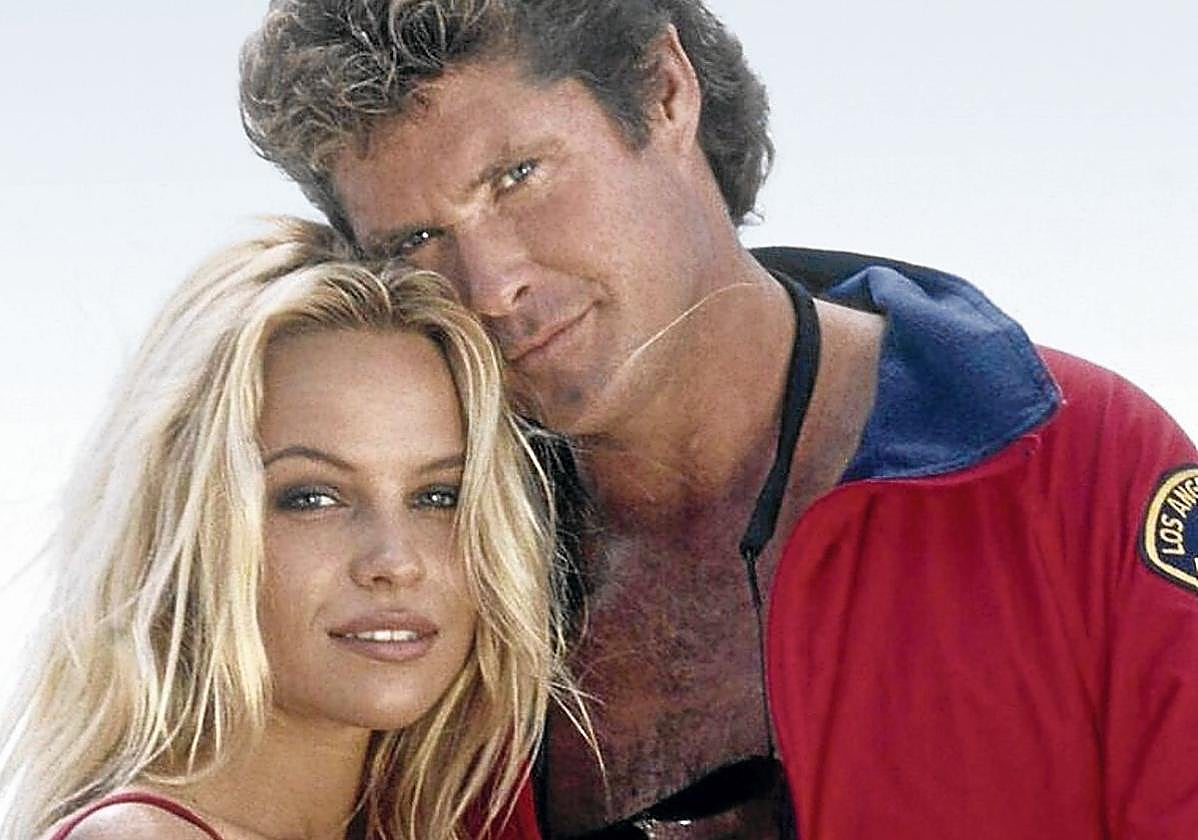 Icónicos. Pamela Anderson y David Hasselhoff en una imagen promocional.