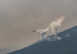 Un hidroavión colabora en las labores de extinción del fuego, a 20 de agosto de 2025