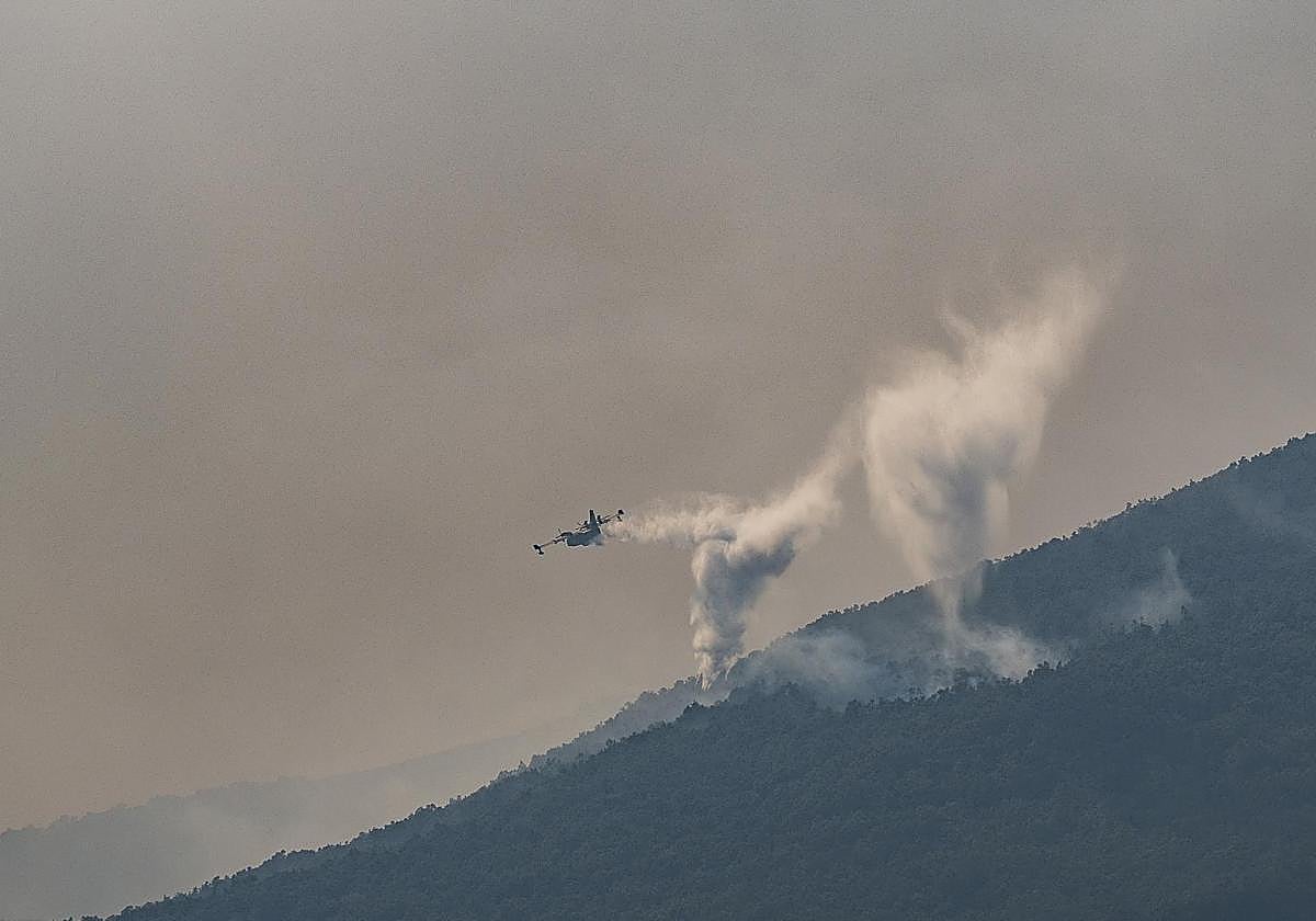 Un hidroavión colabora en las labores de extinción del fuego, a 20 de agosto de 2025