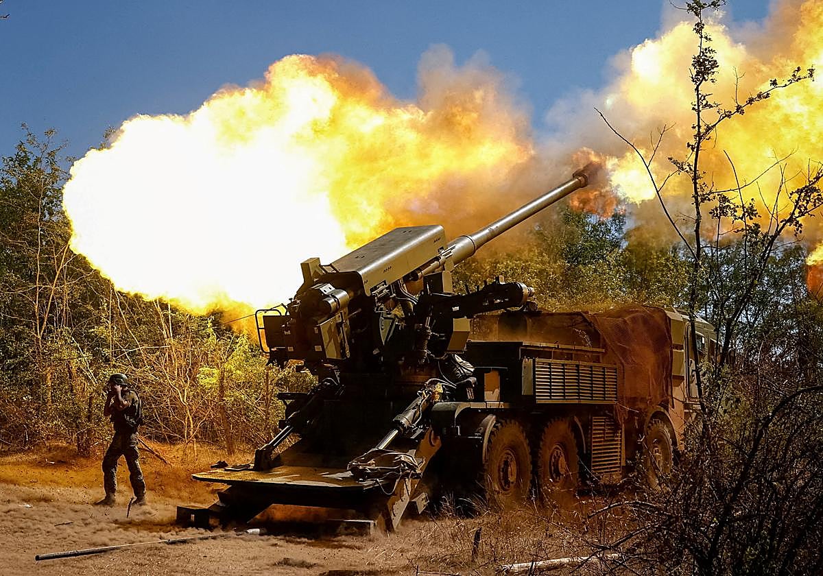 Soldados ucranianos disparan una pieza de artillería.