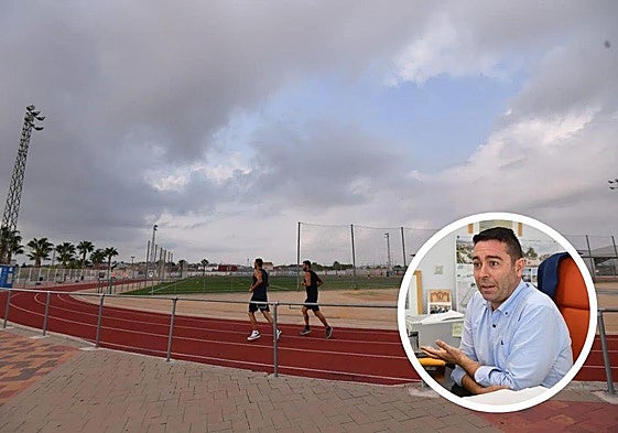 El polideportivo de Las Torres de Cotillas. En detalle, el alcalde Pedro José Noguera