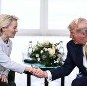 Donald Trump y Ursula von der Leyen se estrechan la mano al acordar los aranceles.