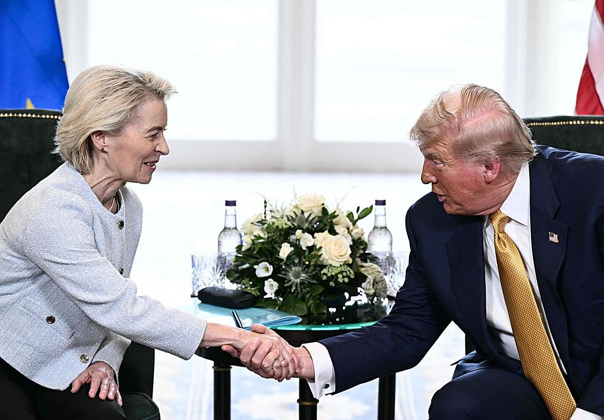Donald Trump y Ursula von der Leyen se estrechan la mano al acordar los aranceles.