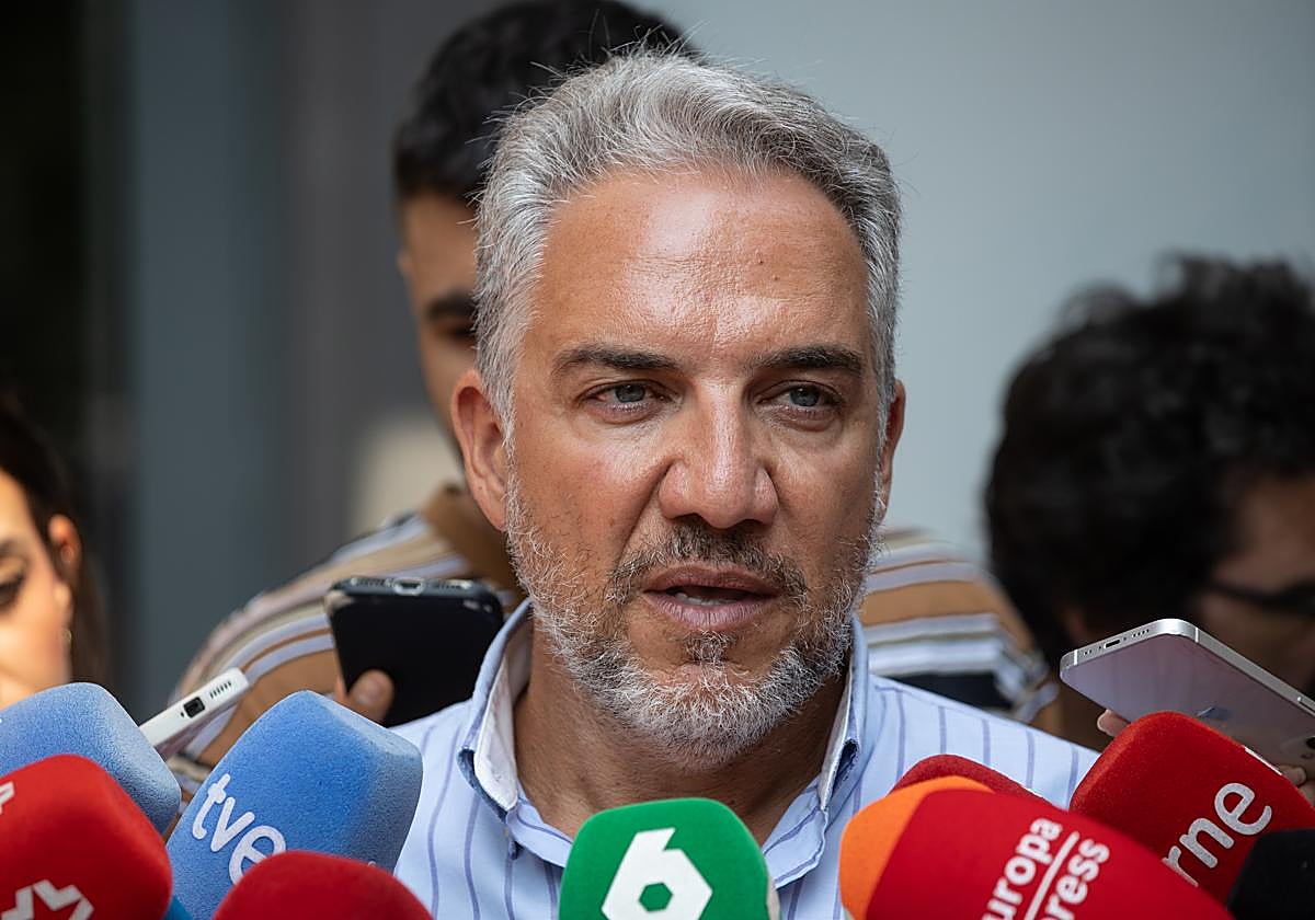 Elías Bendodo atiende a los periodistas a las puertas de la sede nacional del PP.