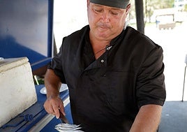 Catalín montando el espeto de sardinas.