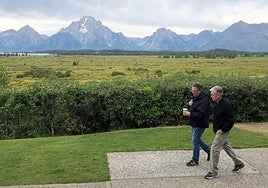 El presidente de la Reserva Federal, Jerome Powell, y el presidente de la Fed de Nueva York, John Williams, caminan juntos, antes de la conferencia anual sobre política monetaria de la Fed de Kansas City, en Jackson Hole, Wyoming